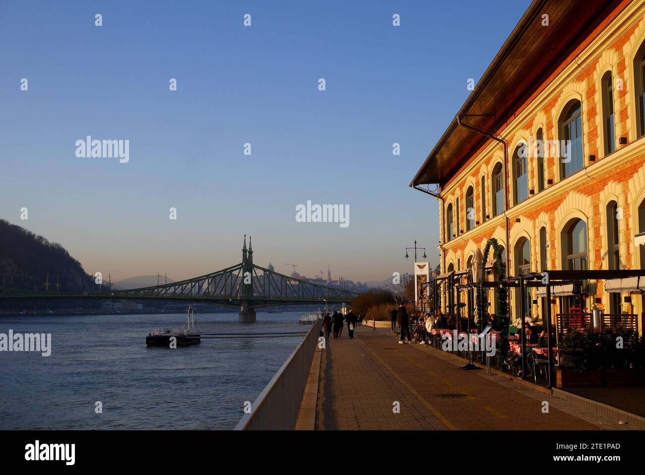 Le centre culturel, commercial et de divertissement Balna (baleine) sur le quai du Danube, Budapest, Hongrie Banque D'Images