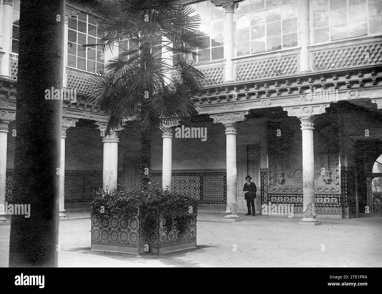 01/31/1934. VUE PARTIELLE DU PATIO ARTISTIQUE DE L'INSTITUT. EN ARRIÈRE-PLAN, À DROITE, LE BOUCLIER DE CHARLES V.-Square en plan et avec deux planchers architravés, ses supports sont formés par des colonnes avec des chapiteaux sur lesquels reposent des chaussures en bois qui, en plus de leur propre fonction constructive, sont adaptés dans le but de l'appliquer par rapport au système de proportions qui informe l'ensemble du complexe, est l'œuvre de Lorenzo Vázquez (16e siècle). À la suite du concile de trente, le béguinage devint un couvent de religieuses franciscaines, qui abritait un grand nombre de jeunes filles et veuves Banque D'Images