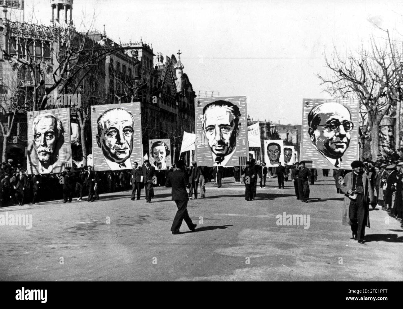 02/28/1937. Portraits des présidents Maciá, Largo Caballero, Companys, Azaña, de toutes les composantes du gouvernement de Catalogne, et de personnalités populaires telles que Lina Odena et Durruti, qui ont été applaudies par la foule alors qu'elles traversaient les rues de Barcelone, dans une manifestation pro-Armée populaire. Crédit : Album / Archivo ABC / Josep Brangulí Banque D'Images