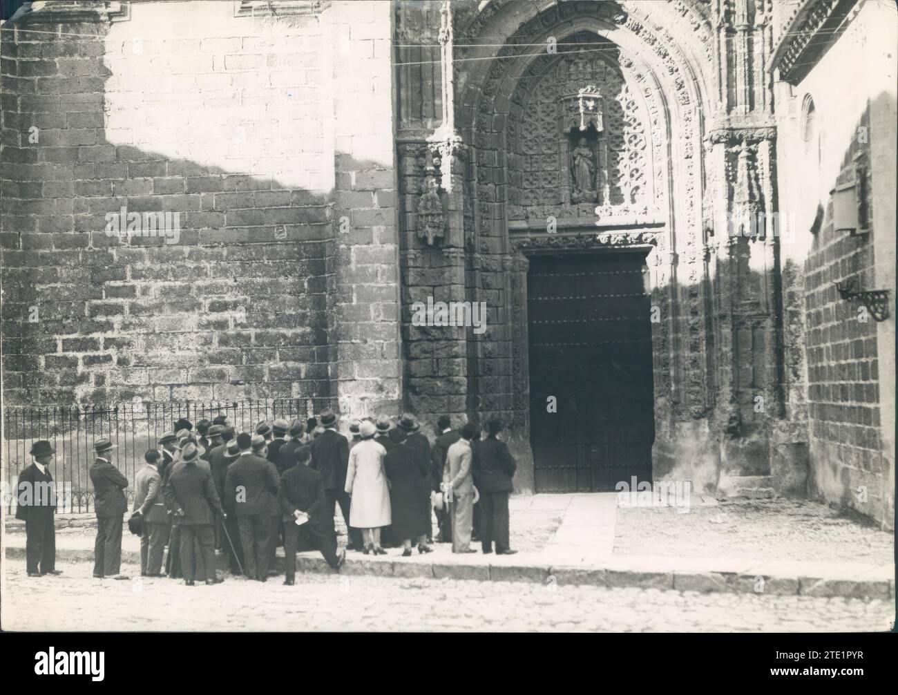 11/14/1931. Jerez de la Frontera, Cádiz.- les Ateneistas en face de l'une des portes de l'église de San Miguel, écoutant une explication sur son architecture. Crédit : Album / Archivo ABC / Castillo Banque D'Images