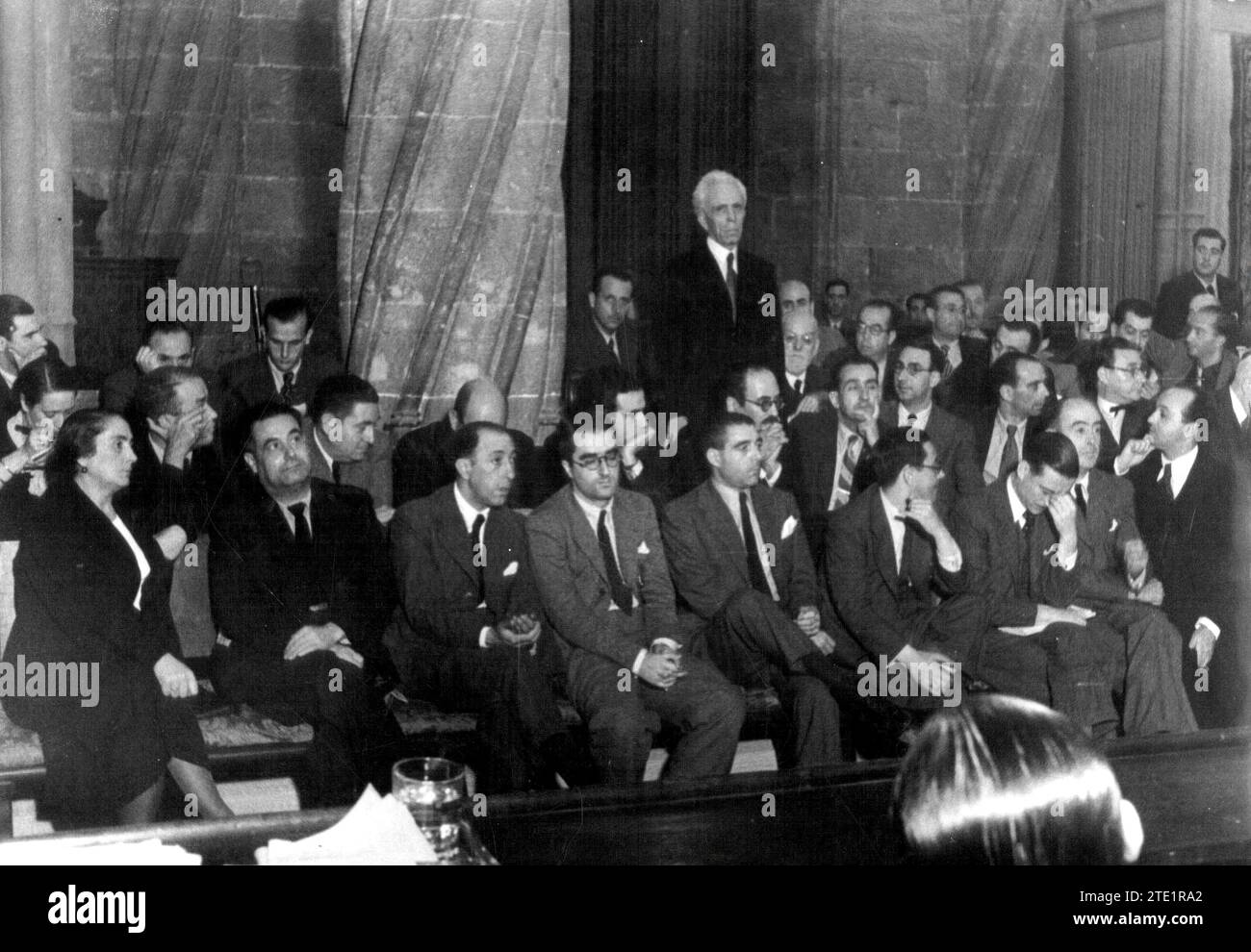 Ouverture des Cortes. Valence, 01.10.1937. La minorité communiste, dans la première rangée, les Pasionaria, ci-dessus, debout, parlant, M. Portela Valladares. Crédit : Album / Archivo ABC / España Banque D'Images