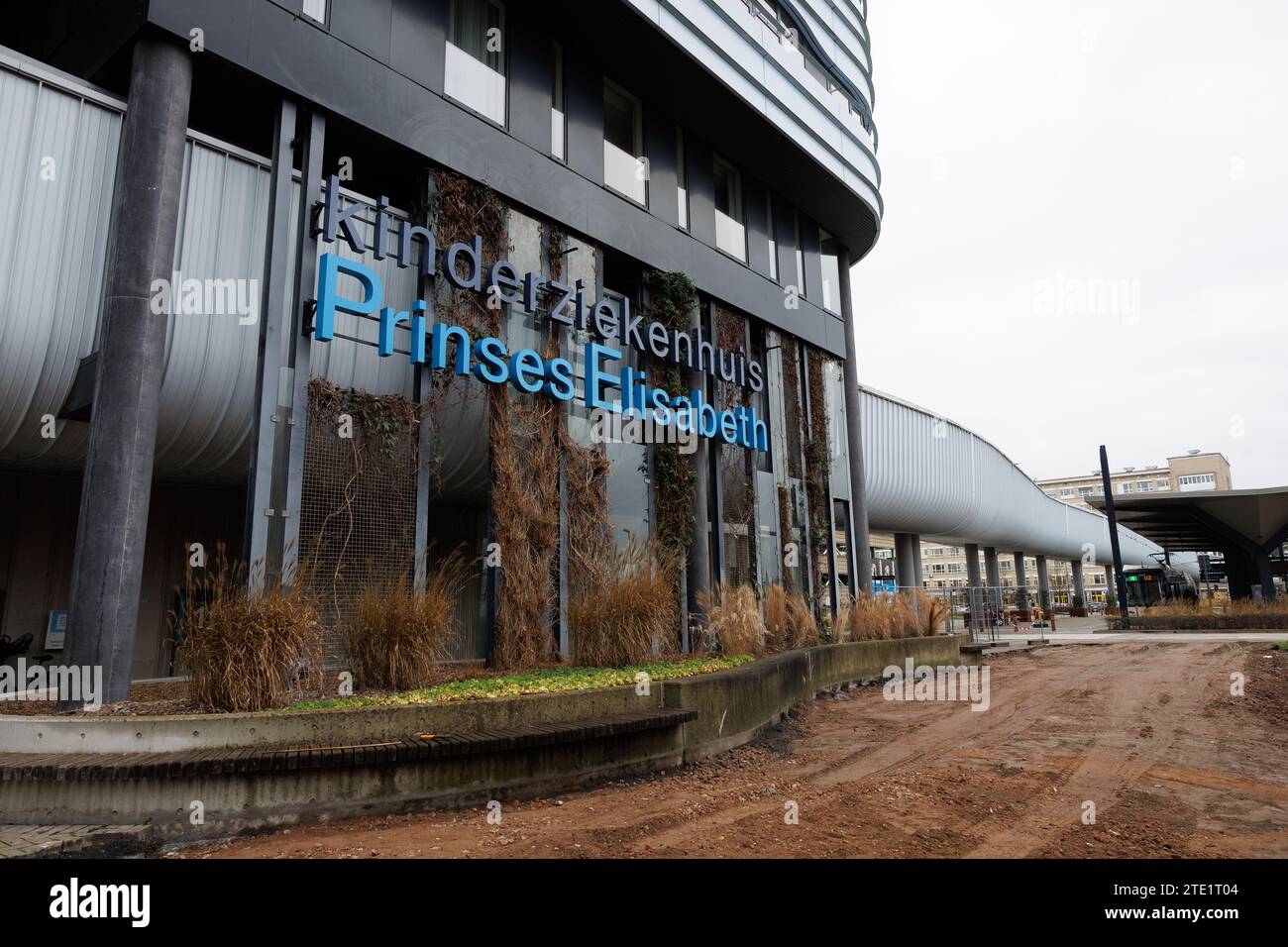 L'illustration montre l'Hôpital pour enfants Princesse Elisabeth lors d'une visite royale à l'Hôpital pour enfants Princesse Elisabeth à Gand, le mercredi 20 décembre 2023. Cet hôpital traite les enfants jusqu’à l’âge de 15 ans ou jusqu’à 18 ans en cas de maladie chronique et permet à leurs parents de passer la nuit avec eux. Outre les soins médicaux, il propose également des installations et des services adaptés aux patients plus jeunes, tels qu’une salle de jeux, l’école hospitalière et des après-midi récréatifs. Là, la Princesse apprendra la vision de pointe et de l'avenir de l'hôpital. Par la suite, elle rencontre les patients A. Banque D'Images