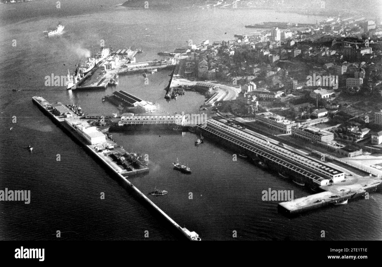 12/31/1959. Vue sur le port de Vigo, où vous pouvez voir la zone de pêche, la gare maritime et en arrière-plan le quai Transanlantic. Crédit : Album / Archivo ABC / Tomás Banque D'Images