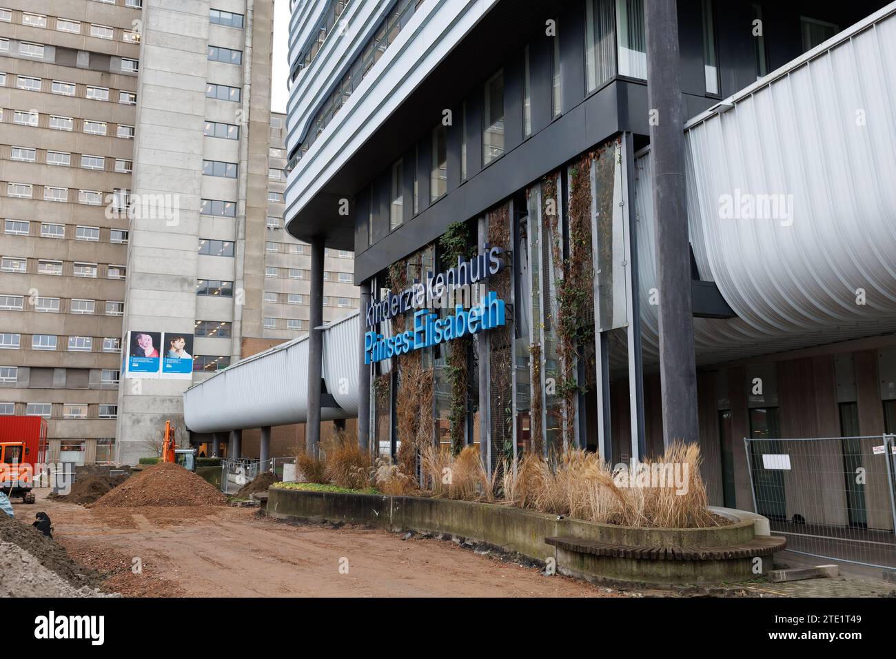 Gand, 20 décembre 2023. L'illustration montre l'Hôpital pour enfants Princesse Elisabeth lors d'une visite royale à l'Hôpital pour enfants Princesse Elisabeth à Gand, le mercredi 20 décembre 2023. Cet hôpital traite les enfants jusqu’à l’âge de 15 ans ou jusqu’à 18 ans en cas de maladie chronique et permet à leurs parents de passer la nuit avec eux. Outre les soins médicaux, il propose également des installations et des services adaptés aux patients plus jeunes, tels qu’une salle de jeux, l’école hospitalière et des après-midi récréatifs. Là, la Princesse apprendra la vision de pointe et de l'avenir de l'hôpital. Après-guerre Banque D'Images