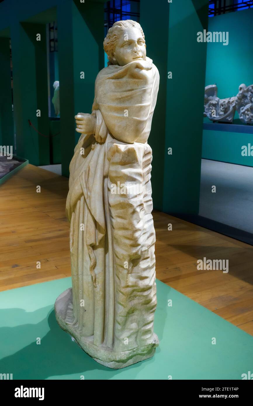 Statue de la Muse Polyhymnie - Rome, Horti Spei Veteris, dernier quart du 2e siècle après JC ; marbre parial - Polyhymnie, Muse du chant sacré et de la danse, est dépeint comme rêveur et pensif, enveloppé entièrement dans son cloaque appuyé contre un pilier rocheux. Elle tenait un rouleau de papyrus dans sa main gauche, symbole de l'art qu'elle représentait - Museo Centrale Montemartini, Rome, Italie Banque D'Images
