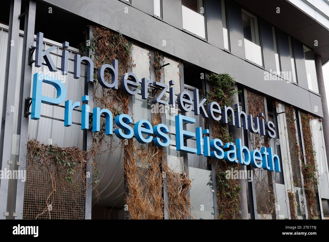 Gand, 20 décembre 2023. L'illustration montre l'Hôpital pour enfants Princesse Elisabeth lors d'une visite royale à l'Hôpital pour enfants Princesse Elisabeth à Gand, le mercredi 20 décembre 2023. Cet hôpital traite les enfants jusqu’à l’âge de 15 ans ou jusqu’à 18 ans en cas de maladie chronique et permet à leurs parents de passer la nuit avec eux. Outre les soins médicaux, il propose également des installations et des services adaptés aux patients plus jeunes, tels qu’une salle de jeux, l’école hospitalière et des après-midi récréatifs. Là, la Princesse apprendra la vision de pointe et de l'avenir de l'hôpital. Après-guerre Banque D'Images