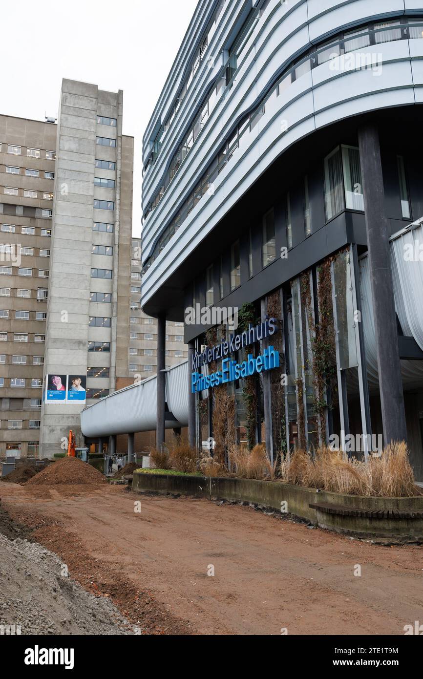 Gand, 20 décembre 2023. L'illustration montre l'Hôpital pour enfants Princesse Elisabeth lors d'une visite royale à l'Hôpital pour enfants Princesse Elisabeth à Gand, le mercredi 20 décembre 2023. Cet hôpital traite les enfants jusqu’à l’âge de 15 ans ou jusqu’à 18 ans en cas de maladie chronique et permet à leurs parents de passer la nuit avec eux. Outre les soins médicaux, il propose également des installations et des services adaptés aux patients plus jeunes, tels qu’une salle de jeux, l’école hospitalière et des après-midi récréatifs. Là, la Princesse apprendra la vision de pointe et de l'avenir de l'hôpital. Après-guerre Banque D'Images