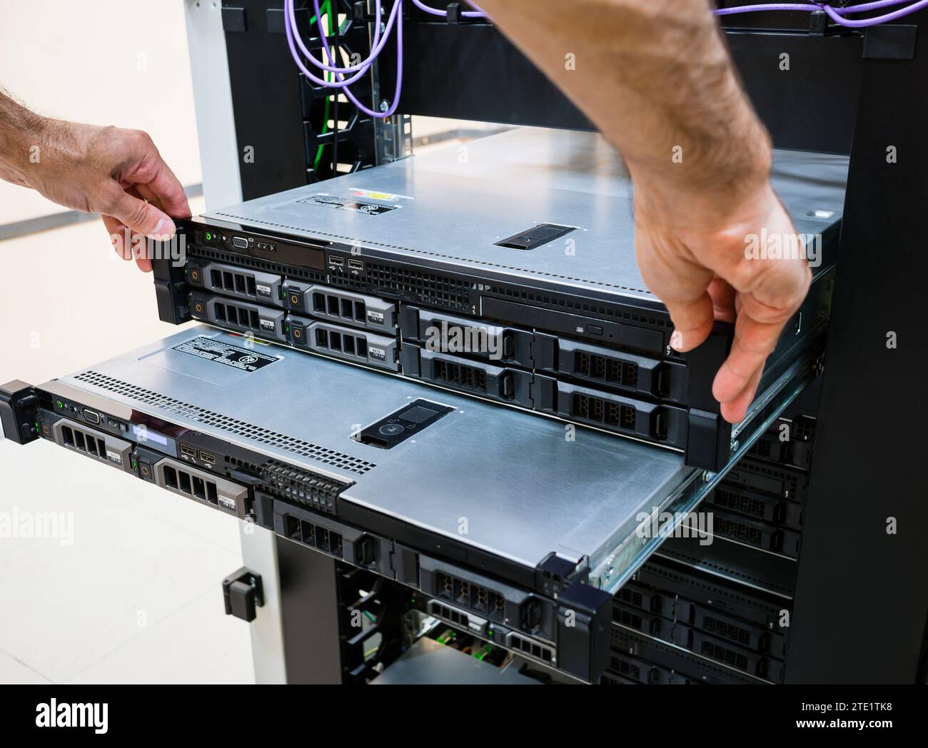 Maintenance des serveurs installés dans un rack dans la salle des serveurs Banque D'Images