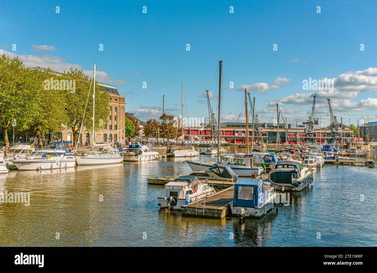 Marina au Millenium Square l'atterrissage dans le port flottant de Bristol, Somerset, England, United Kingdom Banque D'Images