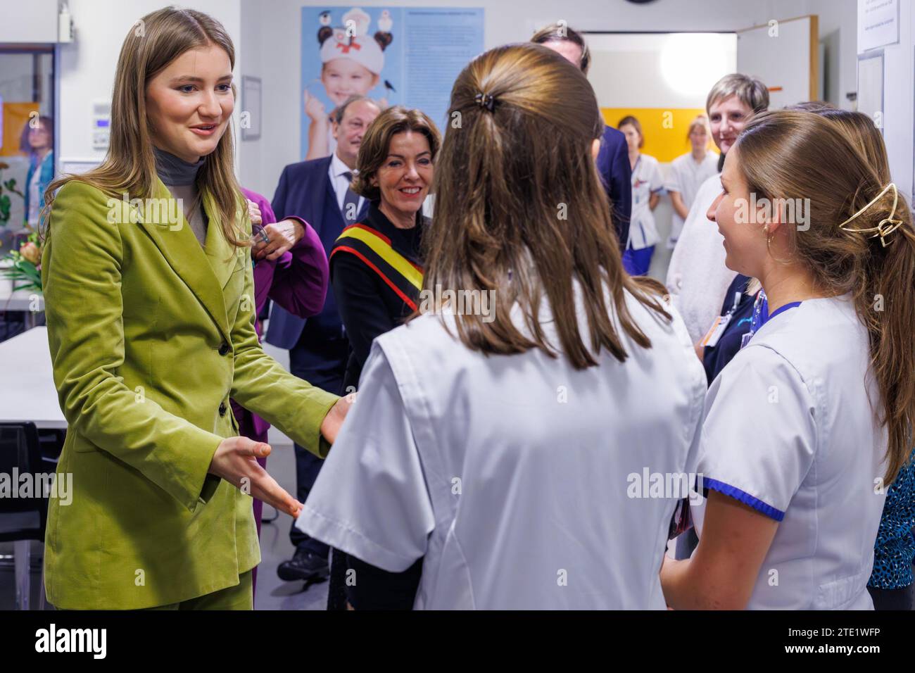 Gand, mercredi 20 décembre 2023. La Princesse héritière Elisabeth photographiée lors d'une visite royale à l'hôpital pour enfants Princesse Elisabeth à Gand, le mercredi 20 décembre 2023. Cet hôpital traite les enfants jusqu’à l’âge de 15 ans ou jusqu’à 18 ans en cas de maladie chronique et permet à leurs parents de passer la nuit avec eux. Outre les soins médicaux, il propose également des installations et des services adaptés aux patients plus jeunes, tels qu’une salle de jeux, l’école hospitalière et des après-midi récréatifs. Là, la Princesse apprendra la vision de pointe et de l'avenir de l'hôpital. Par la suite, elle rencontre des patients et Banque D'Images