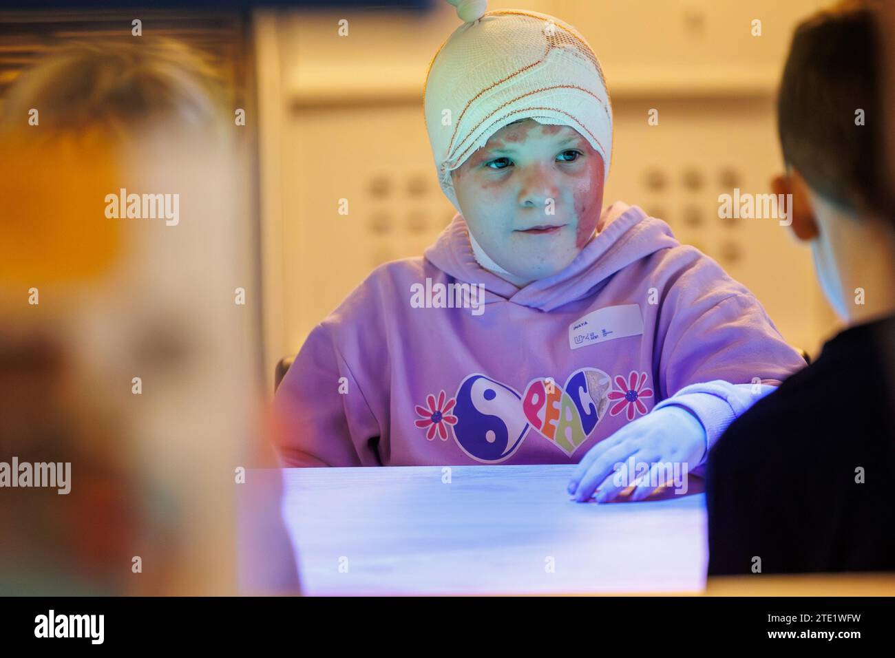 Gand, mercredi 20 décembre 2023. La Princesse héritière Elisabeth photographiée lors d'une visite royale à l'hôpital pour enfants Princesse Elisabeth à Gand, le mercredi 20 décembre 2023. Cet hôpital traite les enfants jusqu’à l’âge de 15 ans ou jusqu’à 18 ans en cas de maladie chronique et permet à leurs parents de passer la nuit avec eux. Outre les soins médicaux, il propose également des installations et des services adaptés aux patients plus jeunes, tels qu’une salle de jeux, l’école hospitalière et des après-midi récréatifs. Là, la Princesse apprendra la vision de pointe et de l'avenir de l'hôpital. Par la suite, elle rencontre des patients et Banque D'Images