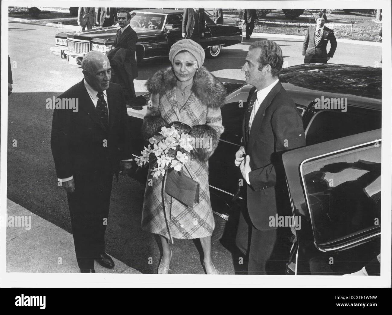 02/23/1976. Impératrice Farah Diba en Espagne. L'impératrice restera dans le palais Zarzuela invité par les monarques espagnols. A l'image, avec sa Majesté le Roi et le Président du Gouvernement M. Arias Navarro. Crédit : Album / Archivo ABC / Luis Alonso Banque D'Images