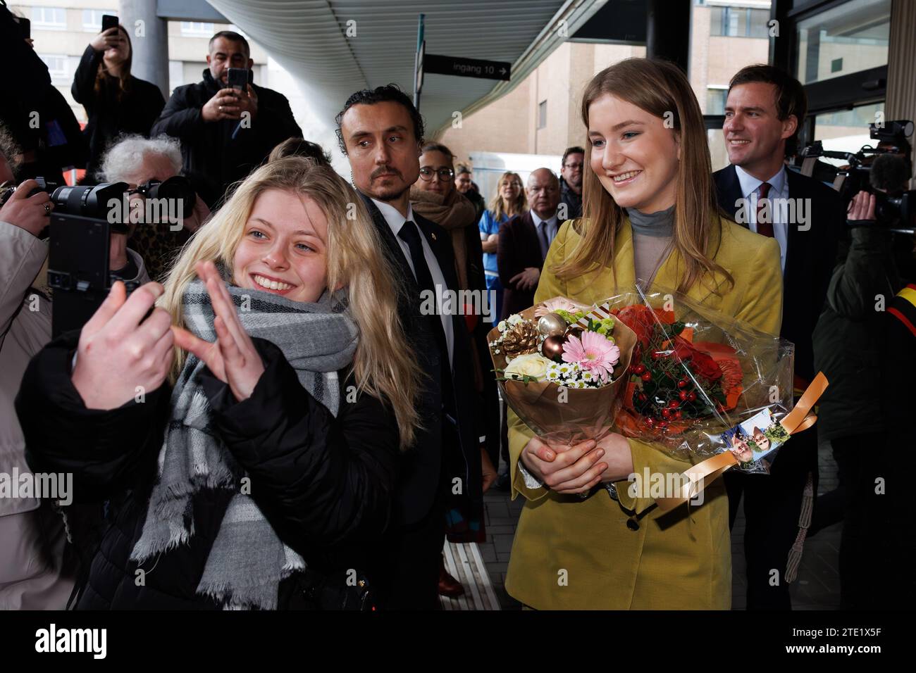 Gand, 20 décembre 2023. La Princesse héritière Elisabeth et le maire de Gand Mathias de Clercq photographiés lors d'une visite royale à l'hôpital pour enfants Princesse Elisabeth à Gand, le mercredi 20 décembre 2023. Cet hôpital traite les enfants jusqu’à l’âge de 15 ans ou jusqu’à 18 ans en cas de maladie chronique et permet à leurs parents de passer la nuit avec eux. Outre les soins médicaux, il propose également des installations et des services adaptés aux patients plus jeunes, tels qu’une salle de jeux, l’école hospitalière et des après-midi récréatifs. Là, la Princesse apprendra la vision de pointe et de l'avenir de l'hôpital. Ensuite, Banque D'Images