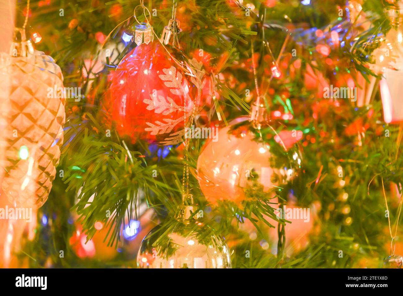 Sapin de Noël décoré avec des décorations de Noël traditionnelles, illuminé par des lumières de Noël Banque D'Images