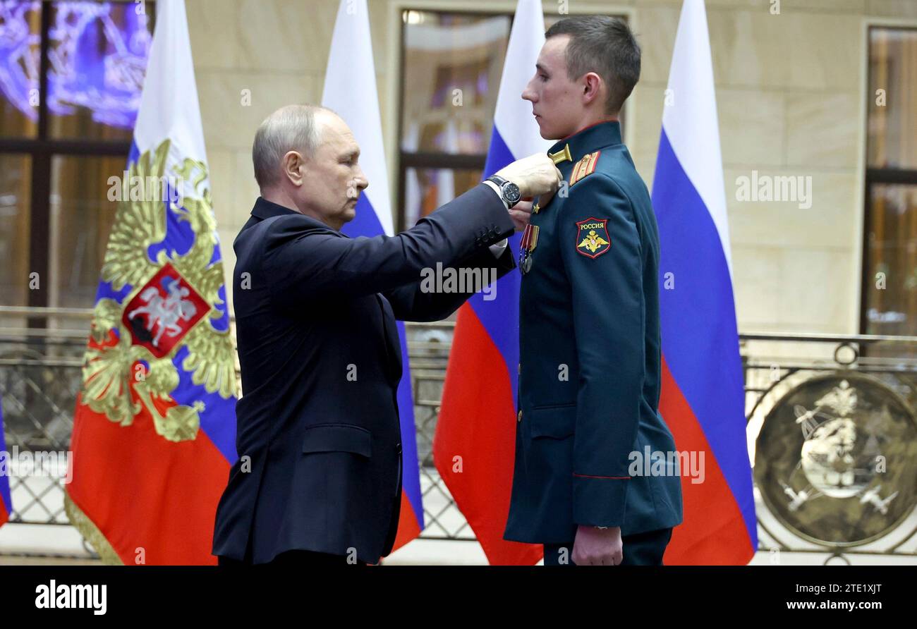 Moscou, Russie. 19 décembre 2023. Le président russe Vladimir Poutine, à gauche, remet la médaille d’or au Major Andrei Mityashin lors d’une cérémonie au Centre de contrôle de la Défense nationale, le 19 décembre 2023 à Moscou, en Russie. Crédit : Mikhail Klimentyev/Kremlin Pool/Alamy Live News Banque D'Images
