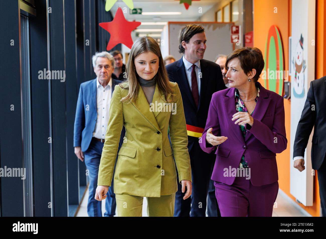 Princesse héritière Elisabeth, maire de Gand Mathias de Clercq et Prof. dr. Sabine Van daele photographiée lors d'une visite royale à l'hôpital pour enfants Princesse Elisabeth de Gand, mercredi 20 décembre 2023. Cet hôpital traite les enfants jusqu’à l’âge de 15 ans ou jusqu’à 18 ans en cas de maladie chronique et permet à leurs parents de passer la nuit avec eux. Outre les soins médicaux, il propose également des installations et des services adaptés aux patients plus jeunes, tels qu’une salle de jeux, l’école hospitalière et des après-midi récréatifs. Là, la Princesse apprendra la vision de pointe et de l'avenir de l'hôpital. Afterwa Banque D'Images