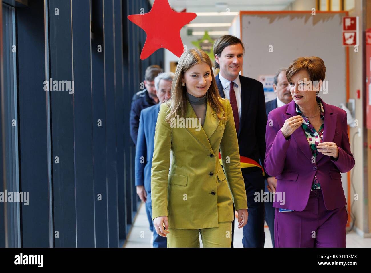 Princesse héritière Elisabeth, maire de Gand Mathias de Clercq et Prof. dr. Sabine Van daele photographiée lors d'une visite royale à l'hôpital pour enfants Princesse Elisabeth de Gand, mercredi 20 décembre 2023. Cet hôpital traite les enfants jusqu’à l’âge de 15 ans ou jusqu’à 18 ans en cas de maladie chronique et permet à leurs parents de passer la nuit avec eux. Outre les soins médicaux, il propose également des installations et des services adaptés aux patients plus jeunes, tels qu’une salle de jeux, l’école hospitalière et des après-midi récréatifs. Là, la Princesse apprendra la vision de pointe et de l'avenir de l'hôpital. Afterwa Banque D'Images