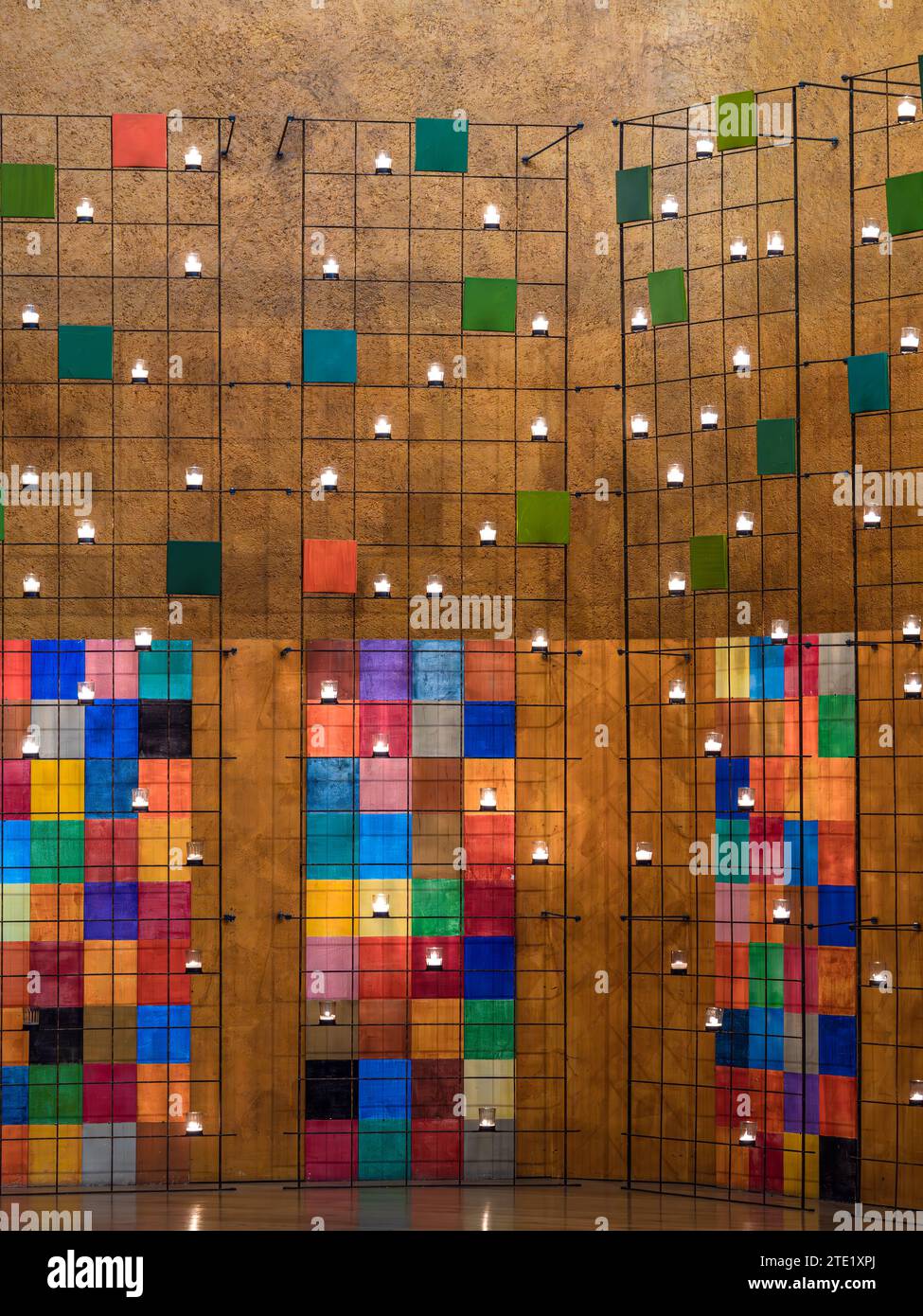 Taize, France - 15 octobre 2023 : la décoration de l'Eglise de la Communauté œcuménique de Taize - un lieu de prière et de méditation pour les membres de Banque D'Images