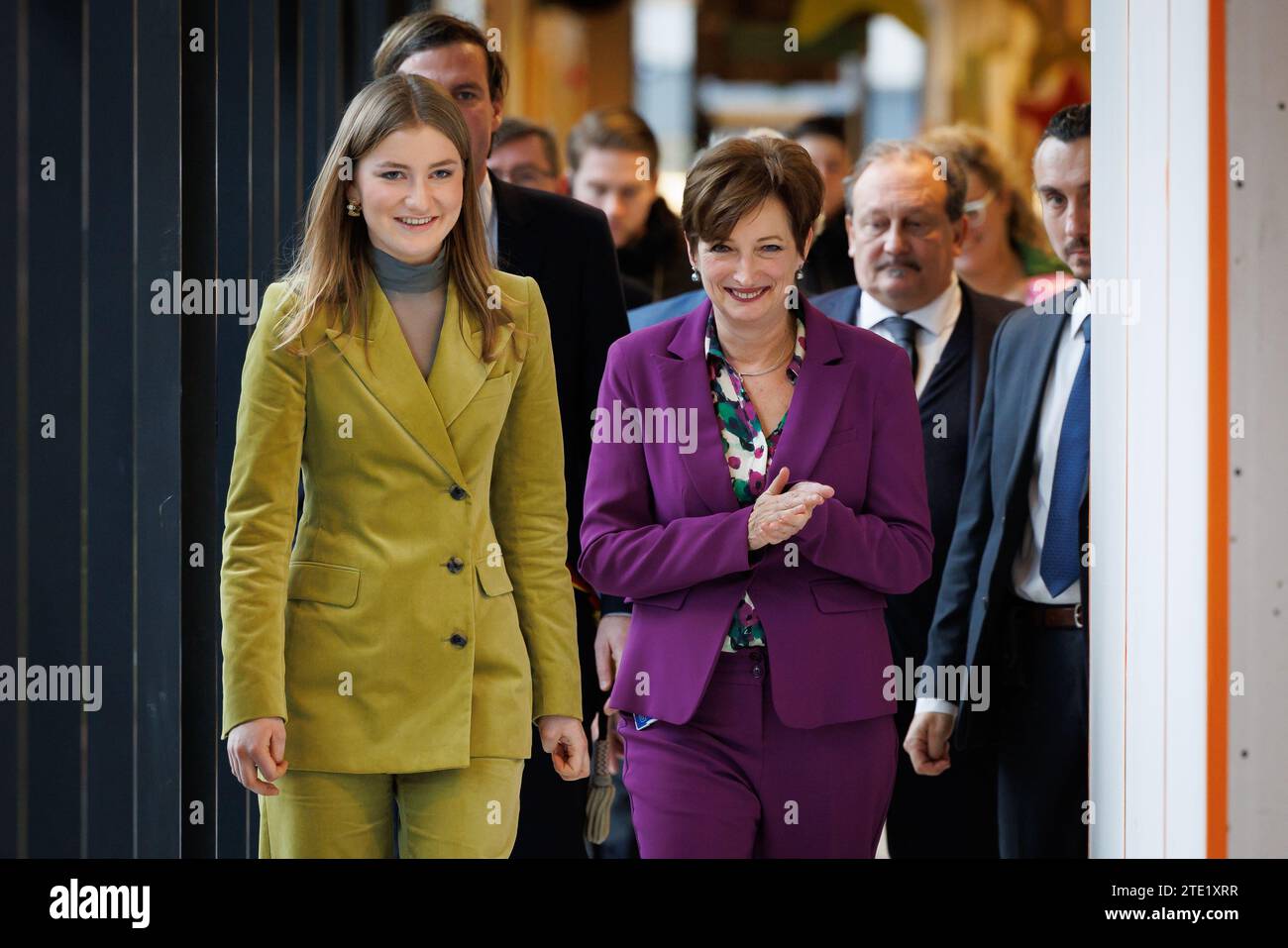 Princesse héritière Elisabeth et Prof. dr. Sabine Van daele photographiée lors d'une visite royale à l'hôpital pour enfants Princesse Elisabeth de Gand, mercredi 20 décembre 2023. Cet hôpital traite les enfants jusqu’à l’âge de 15 ans ou jusqu’à 18 ans en cas de maladie chronique et permet à leurs parents de passer la nuit avec eux. Outre les soins médicaux, il propose également des installations et des services adaptés aux patients plus jeunes, tels qu’une salle de jeux, l’école hospitalière et des après-midi récréatifs. Là, la Princesse apprendra la vision de pointe et de l'avenir de l'hôpital. Par la suite, elle rencontre des patients et nu Banque D'Images
