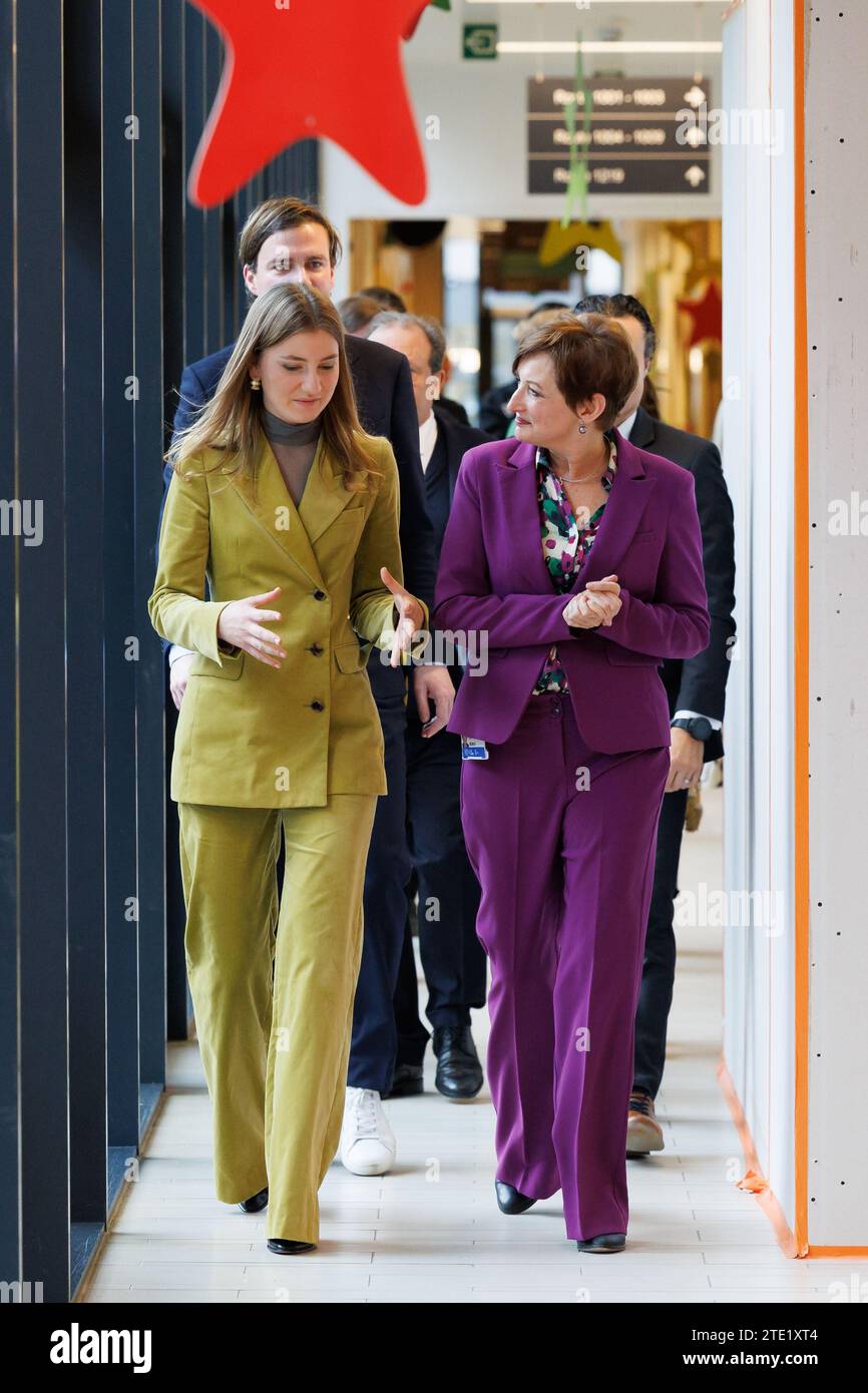 Princesse héritière Elisabeth et Prof. dr. Sabine Van daele photographiée lors d'une visite royale à l'hôpital pour enfants Princesse Elisabeth de Gand, mercredi 20 décembre 2023. Cet hôpital traite les enfants jusqu’à l’âge de 15 ans ou jusqu’à 18 ans en cas de maladie chronique et permet à leurs parents de passer la nuit avec eux. Outre les soins médicaux, il propose également des installations et des services adaptés aux patients plus jeunes, tels qu’une salle de jeux, l’école hospitalière et des après-midi récréatifs. Là, la Princesse apprendra la vision de pointe et de l'avenir de l'hôpital. Par la suite, elle rencontre des patients et nu Banque D'Images
