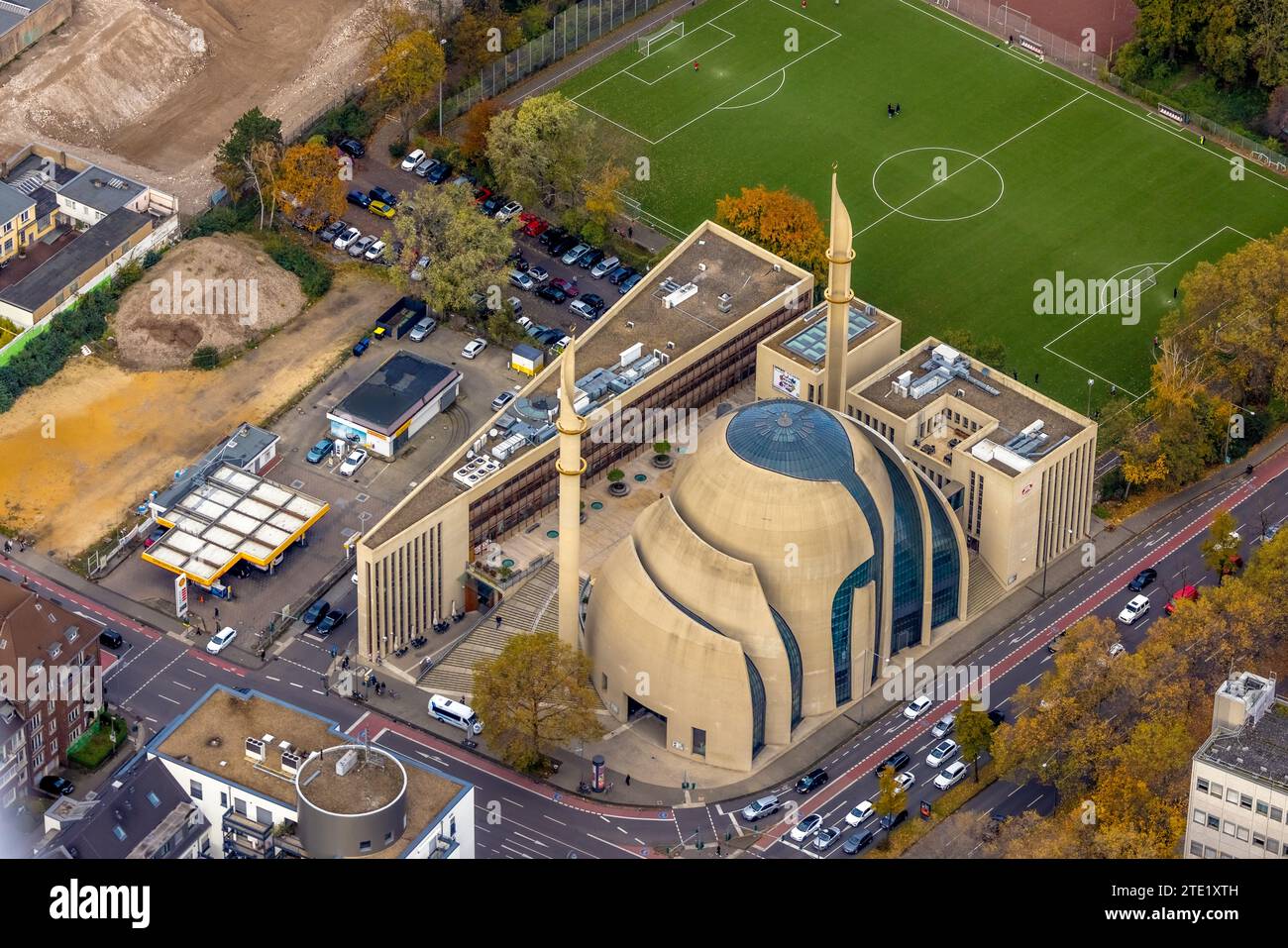 Vue aérienne, Ditib Mosquée centrale Cologne avec un design moderne de bâtiment, nouveau terrain de football d'installations sportives de district Ehrenfeld, Ehrenfeld, Cologne, Rhinel Banque D'Images