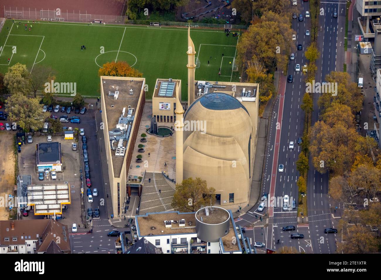Vue aérienne, Ditib Mosquée centrale Cologne avec un design moderne de bâtiment, nouveau terrain de football d'installations sportives de district Ehrenfeld, Ehrenfeld, Cologne, Rhinel Banque D'Images