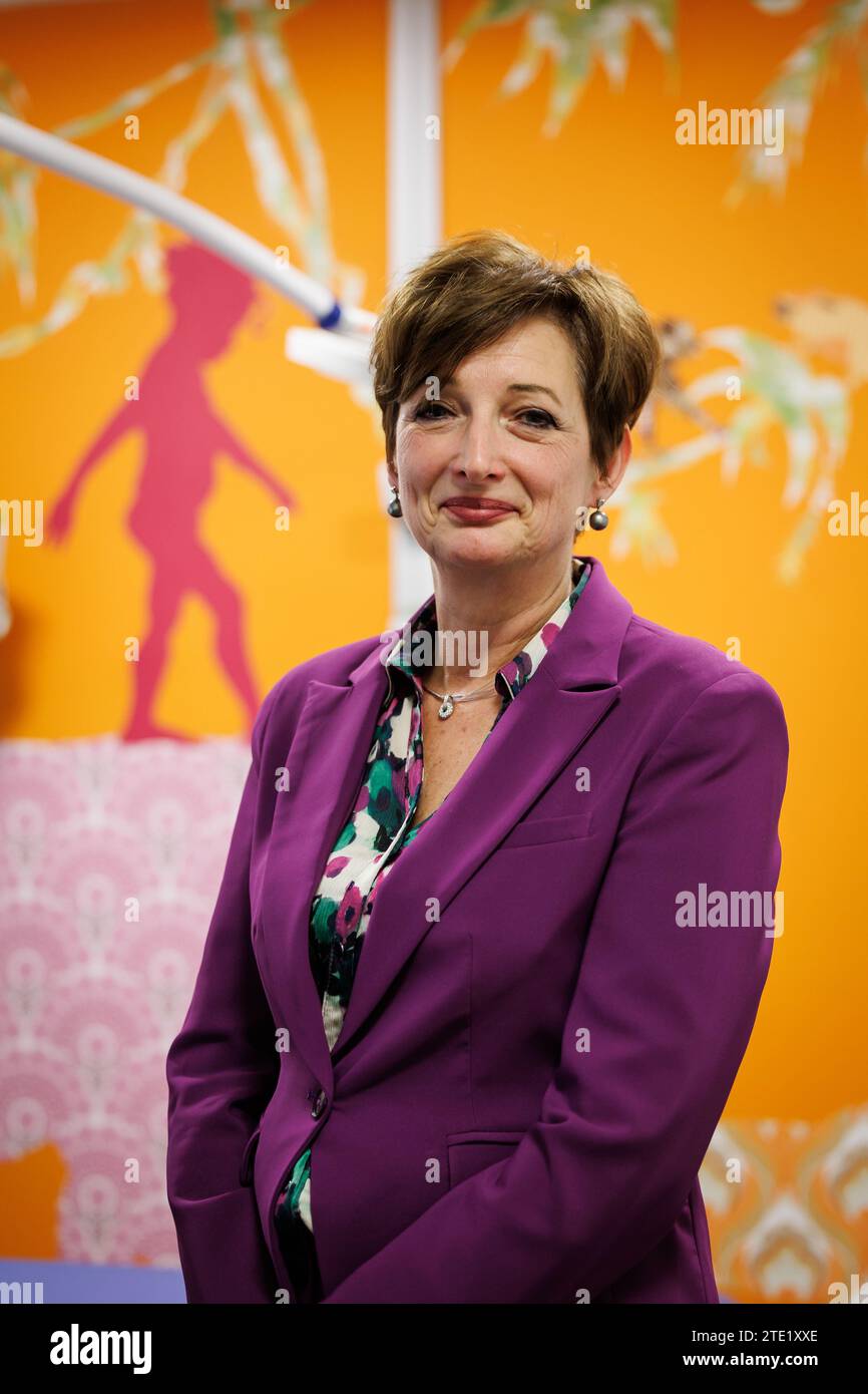 Prof. dr. Sabine Van daele photographiée lors d'une visite royale à l'hôpital pour enfants Princesse Elisabeth de Gand, mercredi 20 décembre 2023. Cet hôpital traite les enfants jusqu’à l’âge de 15 ans ou jusqu’à 18 ans en cas de maladie chronique et permet à leurs parents de passer la nuit avec eux. Outre les soins médicaux, il propose également des installations et des services adaptés aux patients plus jeunes, tels qu’une salle de jeux, l’école hospitalière et des après-midi récréatifs. Là, la Princesse apprendra la vision de pointe et de l'avenir de l'hôpital. Par la suite, elle y rencontre des patients et du personnel infirmier. BELGA PHOT Banque D'Images