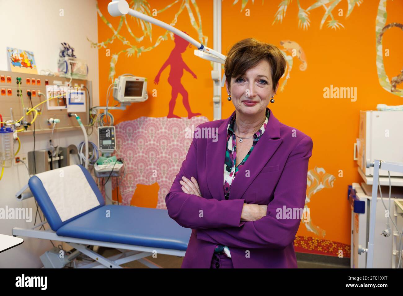 Prof. dr. Sabine Van daele photographiée lors d'une visite royale à l'hôpital pour enfants Princesse Elisabeth de Gand, mercredi 20 décembre 2023. Cet hôpital traite les enfants jusqu’à l’âge de 15 ans ou jusqu’à 18 ans en cas de maladie chronique et permet à leurs parents de passer la nuit avec eux. Outre les soins médicaux, il propose également des installations et des services adaptés aux patients plus jeunes, tels qu’une salle de jeux, l’école hospitalière et des après-midi récréatifs. Là, la Princesse apprendra la vision de pointe et de l'avenir de l'hôpital. Par la suite, elle y rencontre des patients et du personnel infirmier. BELGA PHOT Banque D'Images