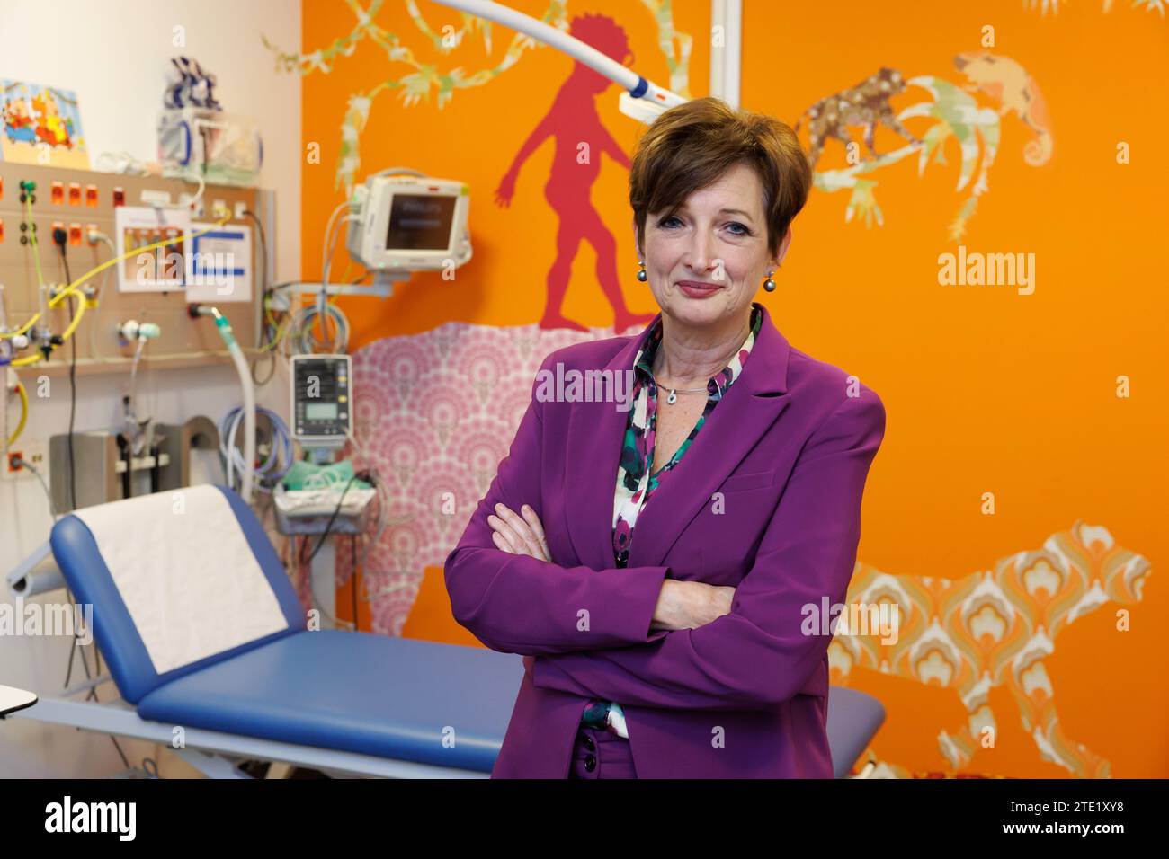 Prof. dr. Sabine Van daele photographiée lors d'une visite royale à l'hôpital pour enfants Princesse Elisabeth de Gand, mercredi 20 décembre 2023. Cet hôpital traite les enfants jusqu’à l’âge de 15 ans ou jusqu’à 18 ans en cas de maladie chronique et permet à leurs parents de passer la nuit avec eux. Outre les soins médicaux, il propose également des installations et des services adaptés aux patients plus jeunes, tels qu’une salle de jeux, l’école hospitalière et des après-midi récréatifs. Là, la Princesse apprendra la vision de pointe et de l'avenir de l'hôpital. Par la suite, elle y rencontre des patients et du personnel infirmier. BELGA PHOT Banque D'Images
