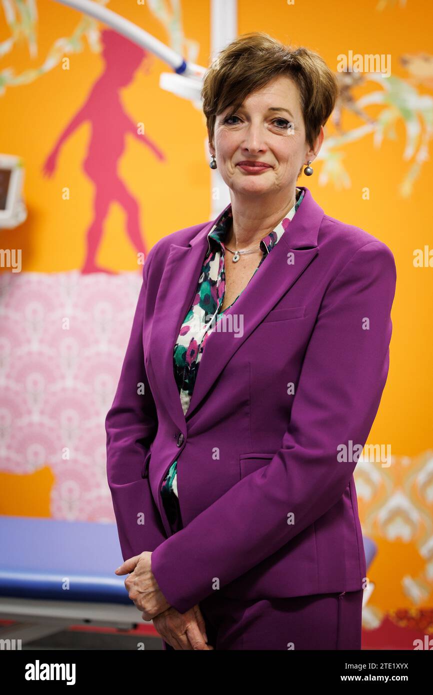 Prof. dr. Sabine Van daele photographiée lors d'une visite royale à l'hôpital pour enfants Princesse Elisabeth de Gand, mercredi 20 décembre 2023. Cet hôpital traite les enfants jusqu’à l’âge de 15 ans ou jusqu’à 18 ans en cas de maladie chronique et permet à leurs parents de passer la nuit avec eux. Outre les soins médicaux, il propose également des installations et des services adaptés aux patients plus jeunes, tels qu’une salle de jeux, l’école hospitalière et des après-midi récréatifs. Là, la Princesse apprendra la vision de pointe et de l'avenir de l'hôpital. Par la suite, elle y rencontre des patients et du personnel infirmier. BELGA PHOT Banque D'Images