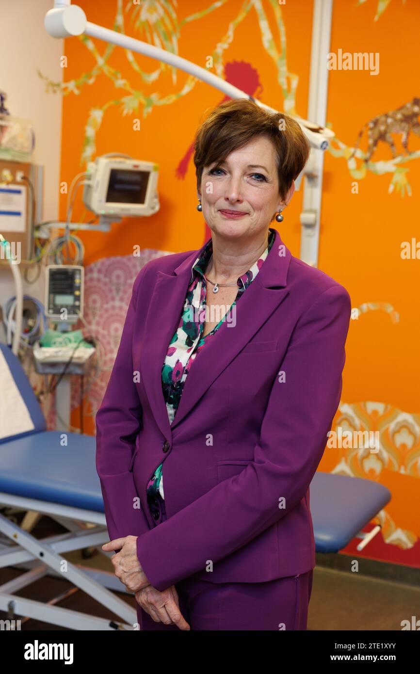 Prof. dr. Sabine Van daele photographiée lors d'une visite royale à l'hôpital pour enfants Princesse Elisabeth de Gand, mercredi 20 décembre 2023. Cet hôpital traite les enfants jusqu’à l’âge de 15 ans ou jusqu’à 18 ans en cas de maladie chronique et permet à leurs parents de passer la nuit avec eux. Outre les soins médicaux, il propose également des installations et des services adaptés aux patients plus jeunes, tels qu’une salle de jeux, l’école hospitalière et des après-midi récréatifs. Là, la Princesse apprendra la vision de pointe et de l'avenir de l'hôpital. Par la suite, elle y rencontre des patients et du personnel infirmier. BELGA PHOT Banque D'Images
