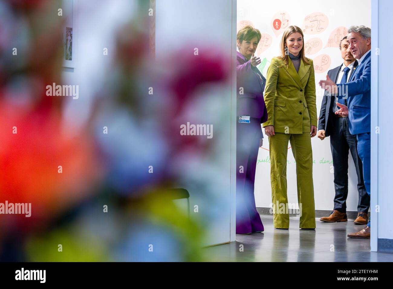 La Princesse héritière Elisabeth photographiée lors d'une visite royale à l'hôpital pour enfants Princesse Elisabeth à Gand, le mercredi 20 décembre 2023. Cet hôpital traite les enfants jusqu’à l’âge de 15 ans ou jusqu’à 18 ans en cas de maladie chronique et permet à leurs parents de passer la nuit avec eux. Outre les soins médicaux, il propose également des installations et des services adaptés aux patients plus jeunes, tels qu’une salle de jeux, l’école hospitalière et des après-midi récréatifs. Là, la Princesse apprendra la vision de pointe et de l'avenir de l'hôpital. Par la suite, elle y rencontre des patients et du personnel infirmier. PHOTO BELGA Banque D'Images