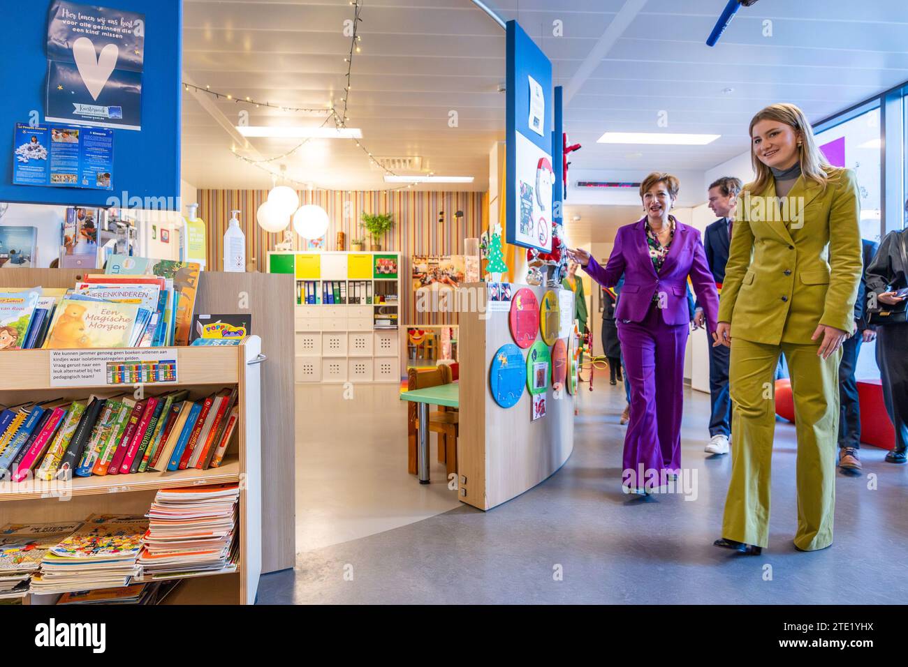 La Princesse héritière Elisabeth photographiée lors d'une visite royale à l'hôpital pour enfants Princesse Elisabeth à Gand, le mercredi 20 décembre 2023. Cet hôpital traite les enfants jusqu’à l’âge de 15 ans ou jusqu’à 18 ans en cas de maladie chronique et permet à leurs parents de passer la nuit avec eux. Outre les soins médicaux, il propose également des installations et des services adaptés aux patients plus jeunes, tels qu’une salle de jeux, l’école hospitalière et des après-midi récréatifs. Là, la Princesse apprendra la vision de pointe et de l'avenir de l'hôpital. Par la suite, elle y rencontre des patients et du personnel infirmier. PHOTO BELGA Banque D'Images