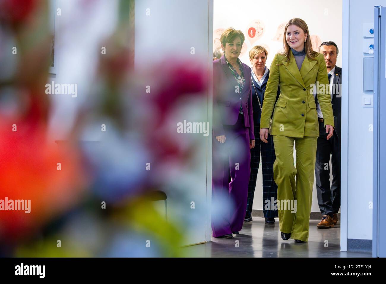 La Princesse héritière Elisabeth photographiée lors d'une visite royale à l'hôpital pour enfants Princesse Elisabeth à Gand, le mercredi 20 décembre 2023. Cet hôpital traite les enfants jusqu’à l’âge de 15 ans ou jusqu’à 18 ans en cas de maladie chronique et permet à leurs parents de passer la nuit avec eux. Outre les soins médicaux, il propose également des installations et des services adaptés aux patients plus jeunes, tels qu’une salle de jeux, l’école hospitalière et des après-midi récréatifs. Là, la Princesse apprendra la vision de pointe et de l'avenir de l'hôpital. Par la suite, elle y rencontre des patients et du personnel infirmier. PHOTO BELGA Banque D'Images