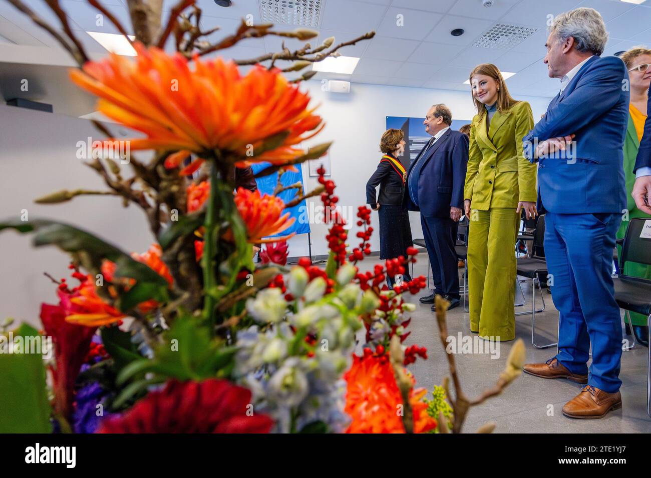 La Princesse héritière Elisabeth photographiée lors d'une visite royale à l'hôpital pour enfants Princesse Elisabeth à Gand, le mercredi 20 décembre 2023. Cet hôpital traite les enfants jusqu’à l’âge de 15 ans ou jusqu’à 18 ans en cas de maladie chronique et permet à leurs parents de passer la nuit avec eux. Outre les soins médicaux, il propose également des installations et des services adaptés aux patients plus jeunes, tels qu’une salle de jeux, l’école hospitalière et des après-midi récréatifs. Là, la Princesse apprendra la vision de pointe et de l'avenir de l'hôpital. Par la suite, elle y rencontre des patients et du personnel infirmier. PHOTO BELGA Banque D'Images