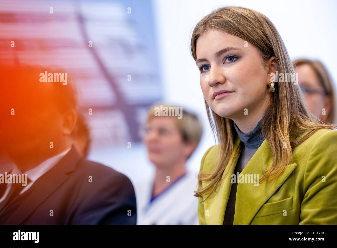 La Princesse héritière Elisabeth photographiée lors d'une visite royale à l'hôpital pour enfants Princesse Elisabeth à Gand, le mercredi 20 décembre 2023. Cet hôpital traite les enfants jusqu’à l’âge de 15 ans ou jusqu’à 18 ans en cas de maladie chronique et permet à leurs parents de passer la nuit avec eux. Outre les soins médicaux, il propose également des installations et des services adaptés aux patients plus jeunes, tels qu’une salle de jeux, l’école hospitalière et des après-midi récréatifs. Là, la Princesse apprendra la vision de pointe et de l'avenir de l'hôpital. Par la suite, elle y rencontre des patients et du personnel infirmier. PHOTO BELGA Banque D'Images