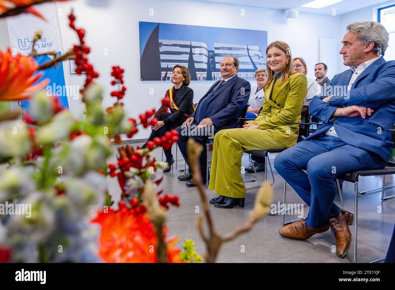 La Princesse héritière Elisabeth photographiée lors d'une visite royale à l'hôpital pour enfants Princesse Elisabeth à Gand, le mercredi 20 décembre 2023. Cet hôpital traite les enfants jusqu’à l’âge de 15 ans ou jusqu’à 18 ans en cas de maladie chronique et permet à leurs parents de passer la nuit avec eux. Outre les soins médicaux, il propose également des installations et des services adaptés aux patients plus jeunes, tels qu’une salle de jeux, l’école hospitalière et des après-midi récréatifs. Là, la Princesse apprendra la vision de pointe et de l'avenir de l'hôpital. Par la suite, elle y rencontre des patients et du personnel infirmier. PHOTO BELGA Banque D'Images