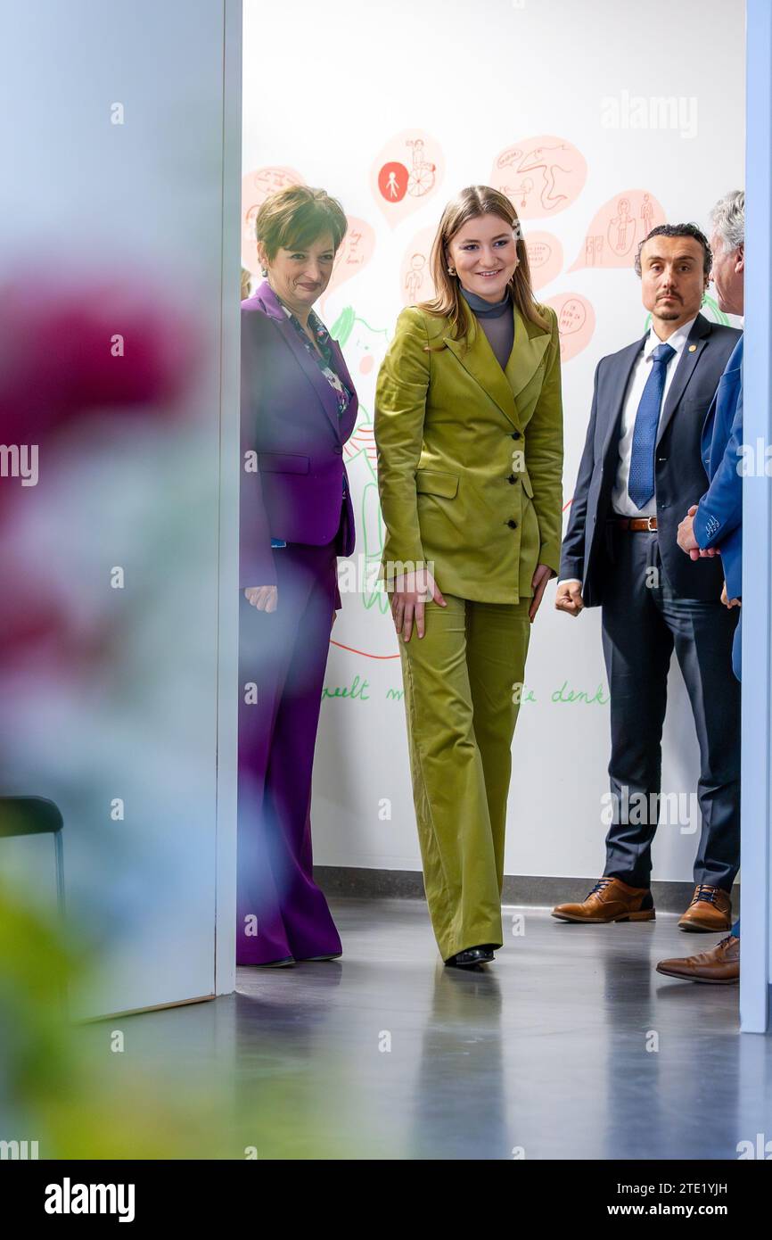 La Princesse héritière Elisabeth photographiée lors d'une visite royale à l'hôpital pour enfants Princesse Elisabeth à Gand, le mercredi 20 décembre 2023. Cet hôpital traite les enfants jusqu’à l’âge de 15 ans ou jusqu’à 18 ans en cas de maladie chronique et permet à leurs parents de passer la nuit avec eux. Outre les soins médicaux, il propose également des installations et des services adaptés aux patients plus jeunes, tels qu’une salle de jeux, l’école hospitalière et des après-midi récréatifs. Là, la Princesse apprendra la vision de pointe et de l'avenir de l'hôpital. Par la suite, elle y rencontre des patients et du personnel infirmier. PHOTO BELGA Banque D'Images