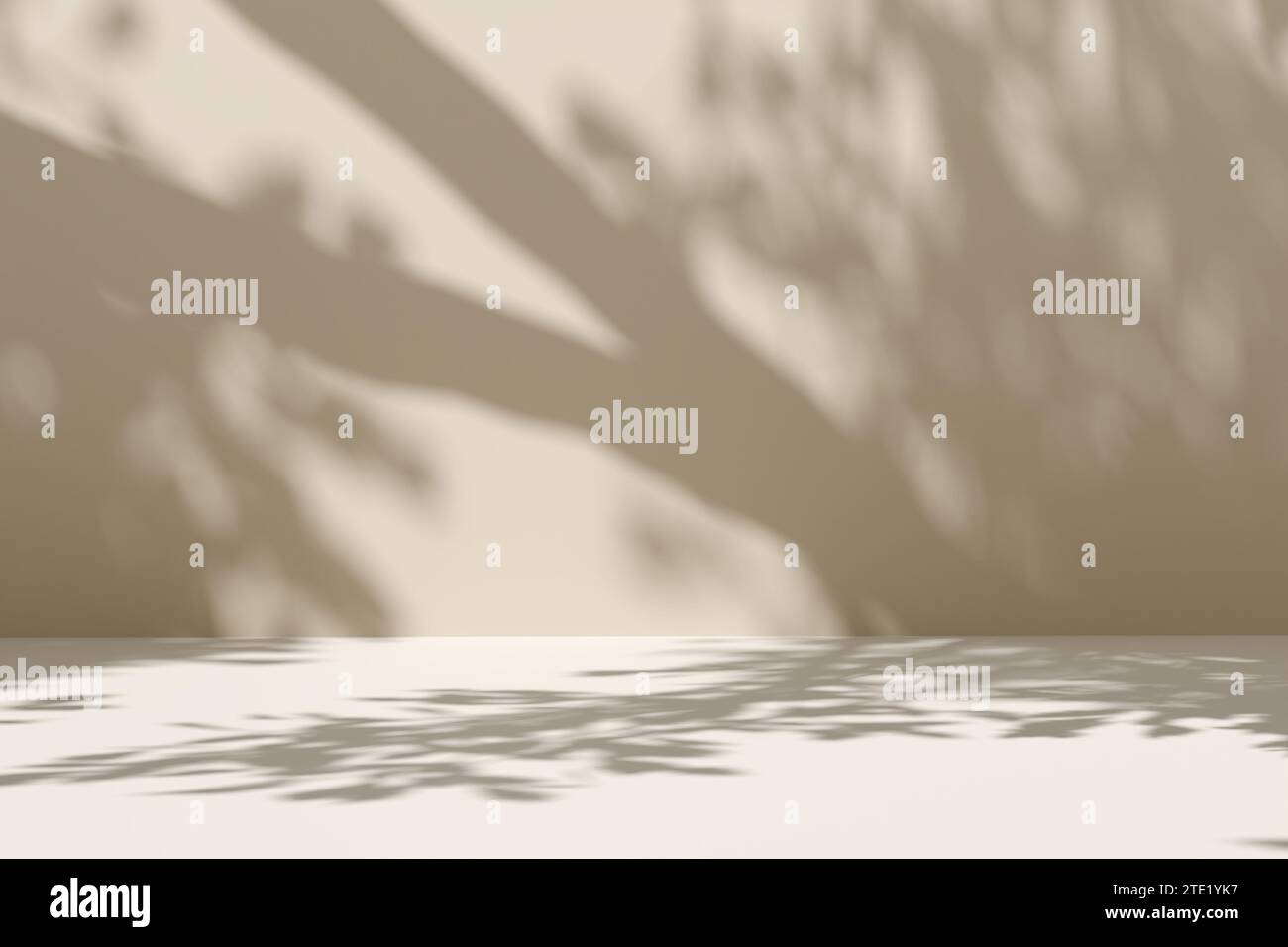 Fond de scène beige vide avec des ombres d'arbre et de feuille sur le mur. Ambiance extérieure ensoleillée d'été avec ombre de feuille sur le mur. Rendu 3D. Banque D'Images