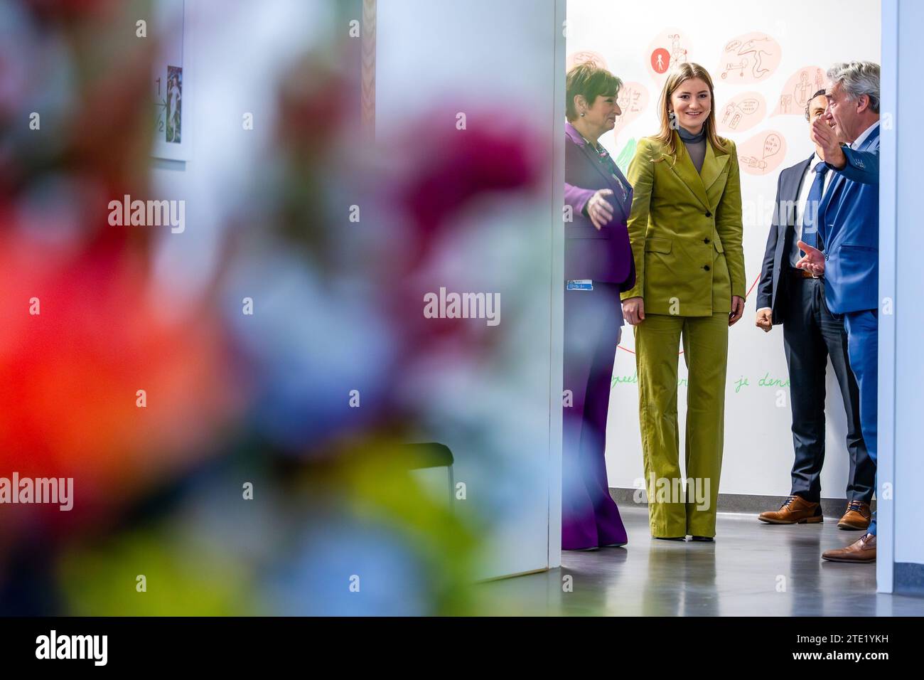 La Princesse héritière Elisabeth photographiée lors d'une visite royale à l'hôpital pour enfants Princesse Elisabeth à Gand, le mercredi 20 décembre 2023. Cet hôpital traite les enfants jusqu’à l’âge de 15 ans ou jusqu’à 18 ans en cas de maladie chronique et permet à leurs parents de passer la nuit avec eux. Outre les soins médicaux, il propose également des installations et des services adaptés aux patients plus jeunes, tels qu’une salle de jeux, l’école hospitalière et des après-midi récréatifs. Là, la Princesse apprendra la vision de pointe et de l'avenir de l'hôpital. Par la suite, elle y rencontre des patients et du personnel infirmier. PHOTO BELGA Banque D'Images