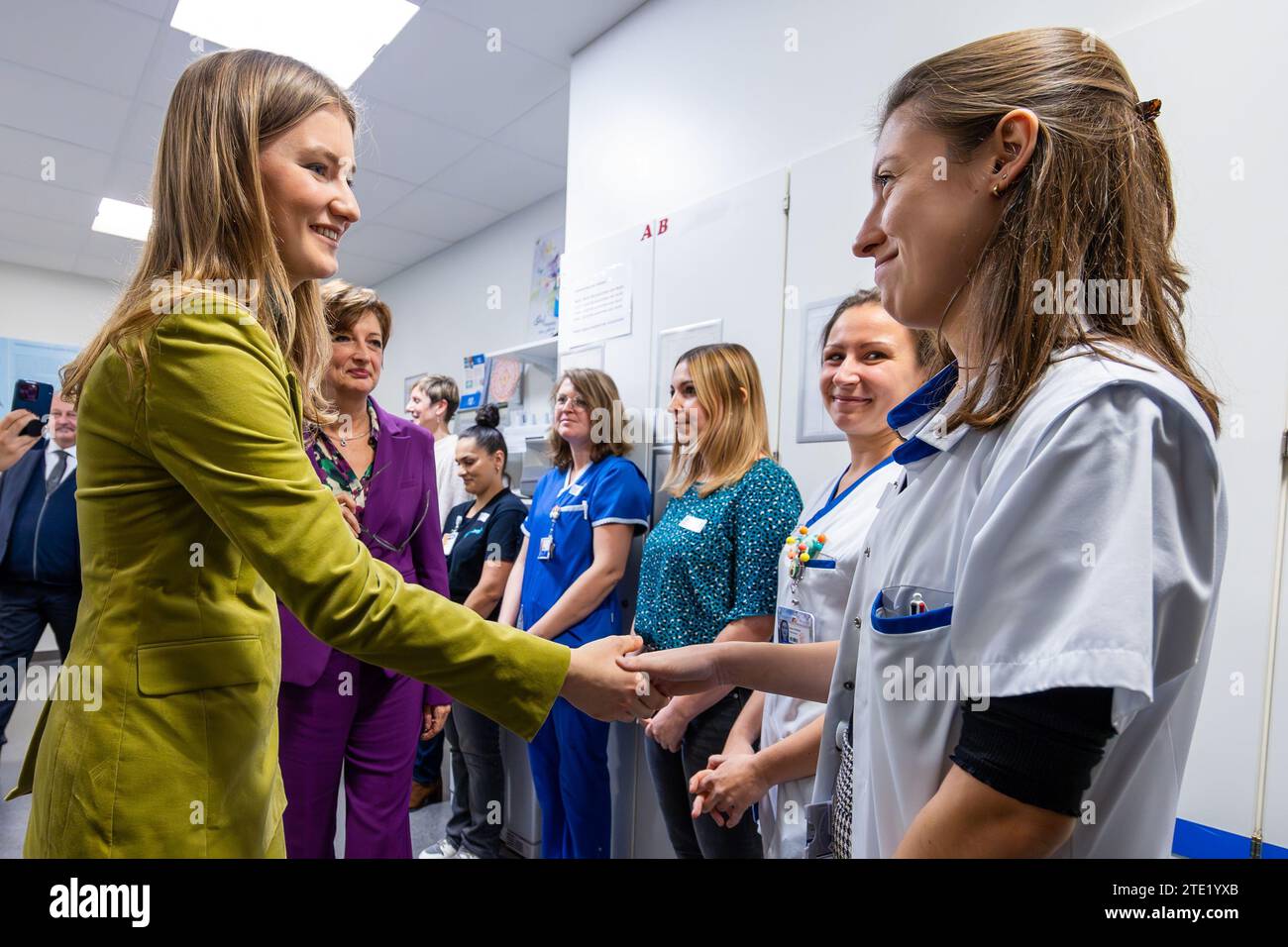 La Princesse héritière Elisabeth photographiée lors d'une visite royale à l'hôpital pour enfants Princesse Elisabeth à Gand, le mercredi 20 décembre 2023. Cet hôpital traite les enfants jusqu’à l’âge de 15 ans ou jusqu’à 18 ans en cas de maladie chronique et permet à leurs parents de passer la nuit avec eux. Outre les soins médicaux, il propose également des installations et des services adaptés aux patients plus jeunes, tels qu’une salle de jeux, l’école hospitalière et des après-midi récréatifs. Là, la Princesse apprendra la vision de pointe et de l'avenir de l'hôpital. Par la suite, elle y rencontre des patients et du personnel infirmier. PHOTO BELGA Banque D'Images