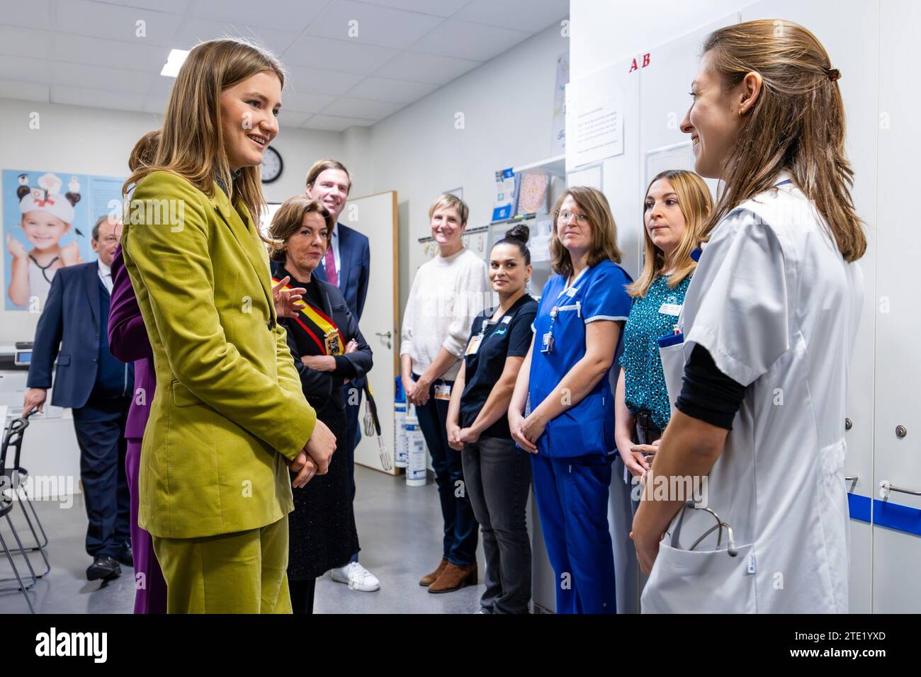 La Princesse héritière Elisabeth photographiée lors d'une visite royale à l'hôpital pour enfants Princesse Elisabeth à Gand, le mercredi 20 décembre 2023. Cet hôpital traite les enfants jusqu’à l’âge de 15 ans ou jusqu’à 18 ans en cas de maladie chronique et permet à leurs parents de passer la nuit avec eux. Outre les soins médicaux, il propose également des installations et des services adaptés aux patients plus jeunes, tels qu’une salle de jeux, l’école hospitalière et des après-midi récréatifs. Là, la Princesse apprendra la vision de pointe et de l'avenir de l'hôpital. Par la suite, elle y rencontre des patients et du personnel infirmier. PHOTO BELGA Banque D'Images