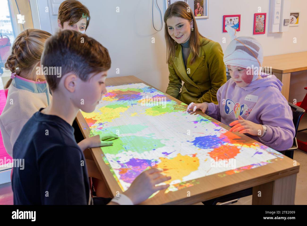 La Princesse héritière Elisabeth photographiée lors d'une visite royale à l'hôpital pour enfants Princesse Elisabeth à Gand, le mercredi 20 décembre 2023. Cet hôpital traite les enfants jusqu’à l’âge de 15 ans ou jusqu’à 18 ans en cas de maladie chronique et permet à leurs parents de passer la nuit avec eux. Outre les soins médicaux, il propose également des installations et des services adaptés aux patients plus jeunes, tels qu’une salle de jeux, l’école hospitalière et des après-midi récréatifs. Là, la Princesse apprendra la vision de pointe et de l'avenir de l'hôpital. Par la suite, elle y rencontre des patients et du personnel infirmier. PHOTO BELGA Banque D'Images