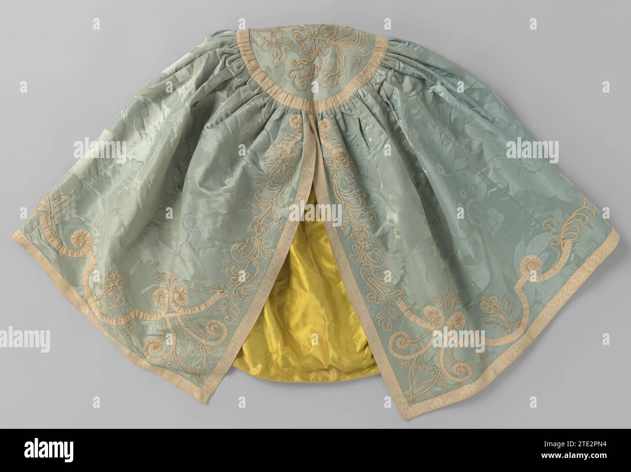 Robe de feu de manda, 1650 - 1950 Panier de feu en damassé de soie bleu avec motif asymétrique de grandes fleurs. Payé avec frange et passion qui a été posé dans des rangs de volute, des fleurs et des motifs de bougie -bug. Panier Silk Fire de Damas de soie bleu avec motif asymétrique de grandes fleurs. Payé avec frange et passion qui a été posé dans des rangs de volute, des fleurs et des motifs de bougie -bug. soie Banque D'Images