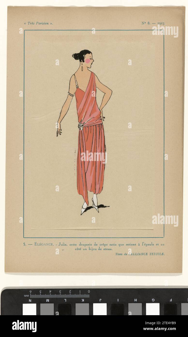 Très parisien, 1923, no 8 : 5. - Élégance. - Jolie, cette draperie en crêpe satin ..., robe de soirée drapée 1923 de Crêpe Satijn avec un bijou de strass à l'épaule et sur le côté. Tissu d'Alliance textile. Tirage du magazine de mode très parisien (1920-1936). Impression typographique Paris robe de soirée drapée de Crêpe Satijn avec un bijou de strass à l'épaule et sur le côté. Tissu d'Alliance textile. Tirage du magazine de mode très parisien (1920-1936). Impression typographique sur papier Paris Banque D'Images