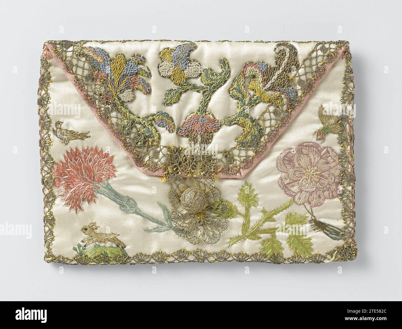 Sac à lettres en modèle rectangulaire de satin de couleur ivoire, sur lequel les fleurs brodées de fleurs en multicolore Vloszijde, avec l'année 1713, anonyme, 1713 à l'arrière Sac à lettres en modèle d'enveloppe rectangulaire de satin de couleur ivoire, sur laquelle deux fleurs et quatre animaux brodés à l'avant en Vloszijde multicolore. Sur la valve trois applications de fleurs stylisées multicolores en fil de satin épais. À l'arrière, les 'ISVs' ou 'ISUs' et '1713' sont brodés. Entre cette inscription, deux hommes sont brodés en costume rouge dans chaque main dans une main. L'homme inférieur est placé dans un shiel Banque D'Images