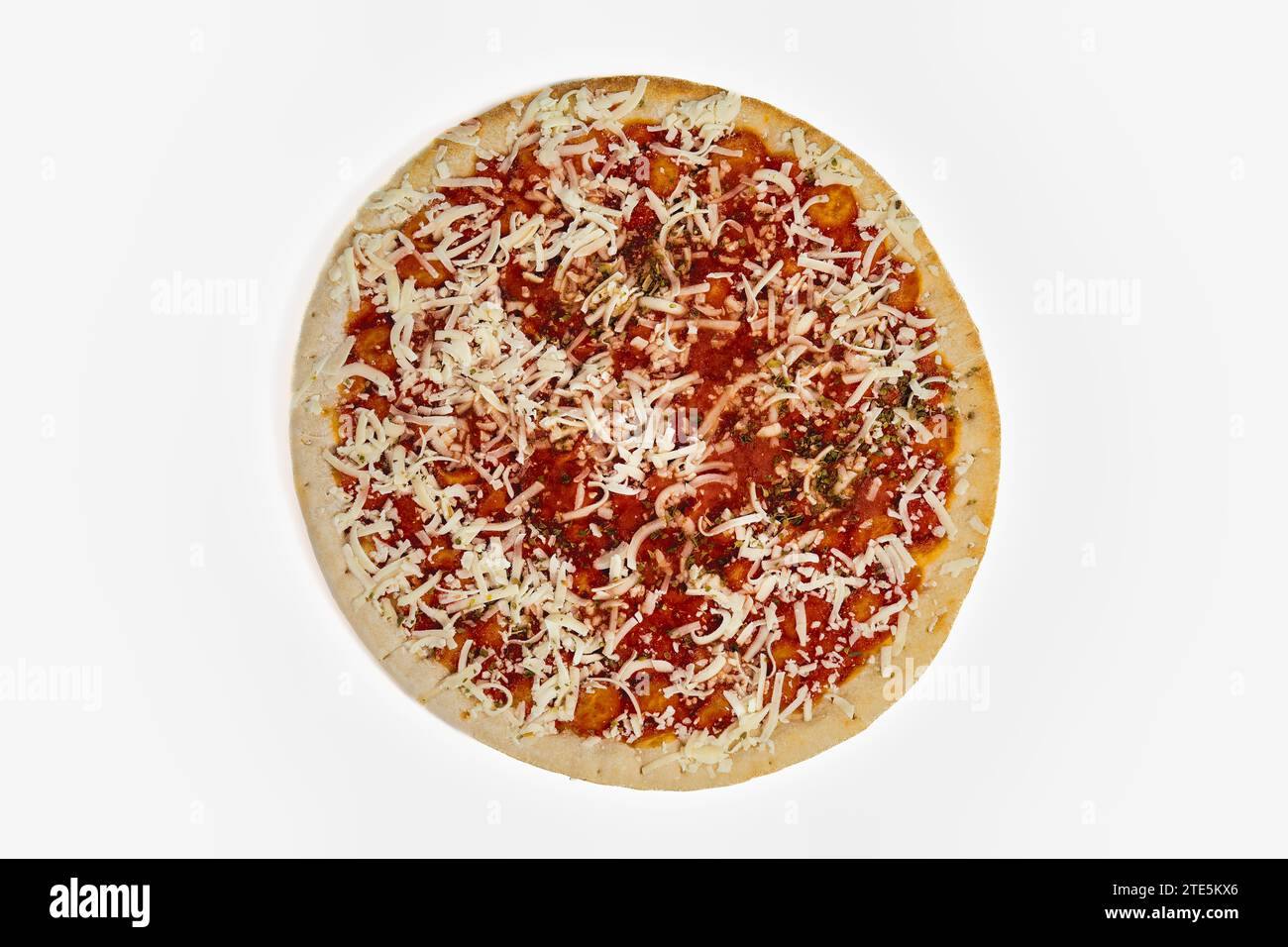 Une pizza au fromage Margarita congelée traditionnelle isolée sur fond blanc Banque D'Images