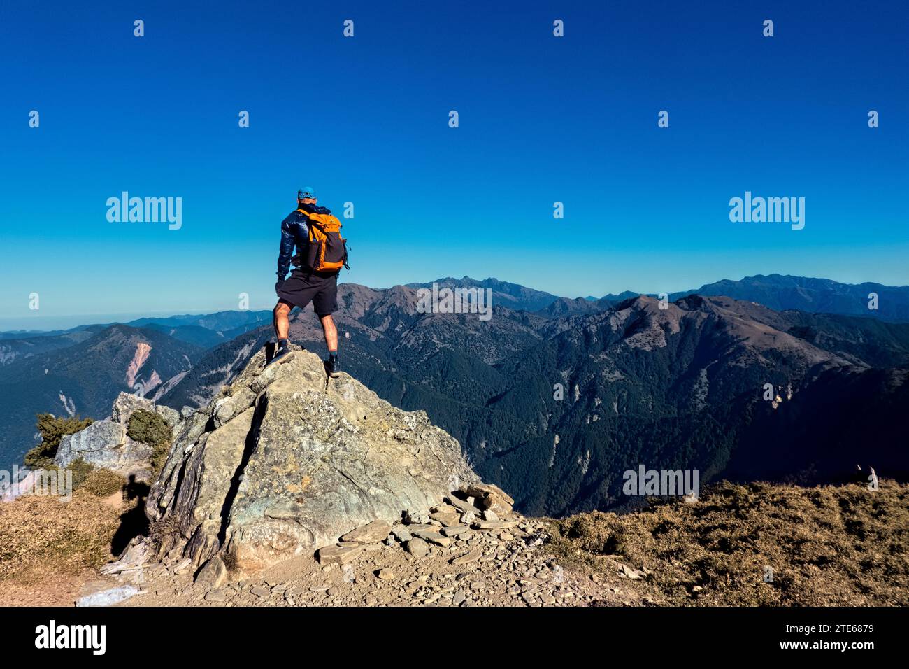 Vue sur le mont Jade (Yushan) depuis le sentier du lac Jiaming, Taitung, Taiwan Banque D'Images