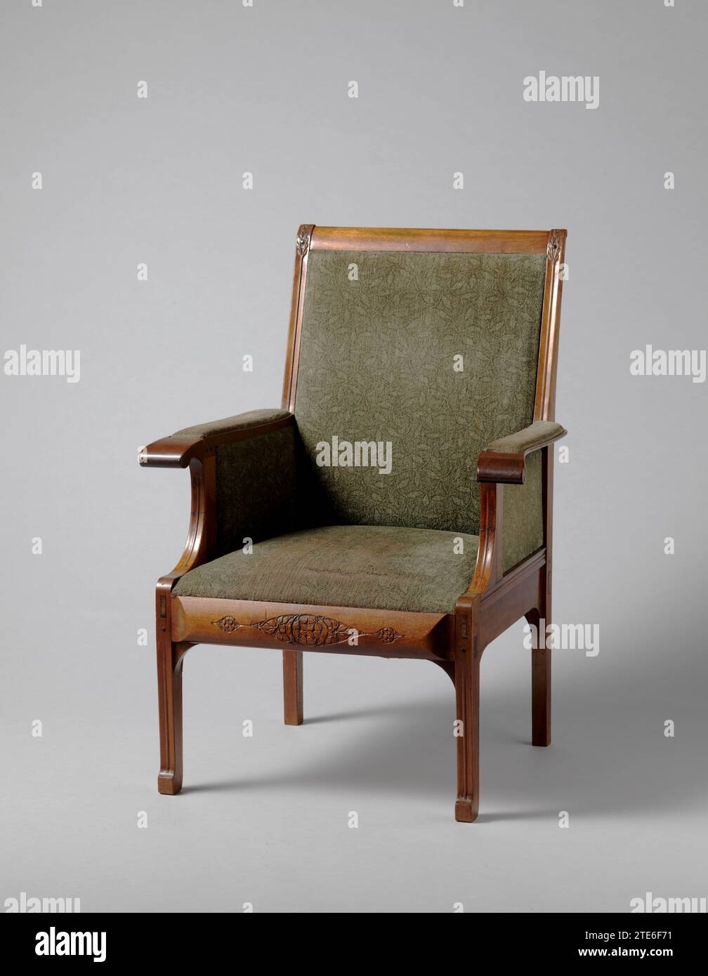 Fauteuil recouvert de Trijp de couleur verte avec motifs de feuilles, Theo Nieuwenhuis, c. 1910 fauteuil d'acajou reposant sur quatre pieds. Les jambes débordent du seuil inférieur dans les accoudoirs. Le seuil inférieur contient des motifs floraux coupés. Les accoudoirs sont à l'extérieur. Les pattes arrière se rejoignent dans les arrière-styles. Les arrière-styles contiennent des feuilles coupées sur une longue tige sur le devant et sont incrustés d'un point d'ébène. Le siège, la main courante, les armures et les murs latéraux sont recouverts de trijp de couleur verte avec des motifs de feuilles d'acajou d'Amsterdam (bois). ébène (bois). hêtre (bois). velours (tissu tissé). Chaise bras en laine d'acajou Banque D'Images