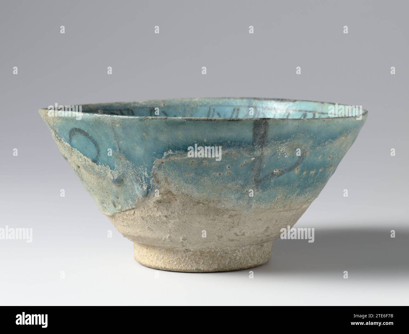 Bol avec une bordure de pseudo-inscription, anonyme, c. 1200 - c. 1299 proviennent de friterie de quartz avec une peinture noire sous une laque alterne turquoise transparente. Sur le bord intérieur une liaison avec pseudo-écriture. Le mur intérieur avec cinq oiseaux stylisés [?]. Faïence Gorgan. Peinture glaçure / vitrification proviennent de fritrie quartz avec une peinture noire sous une laque alterne turquoise transparente. Sur le bord intérieur une liaison avec pseudo-écriture. Le mur intérieur avec cinq oiseaux stylisés [?]. Faïence Gorgan. peinture de glaçage / vitrification Banque D'Images
